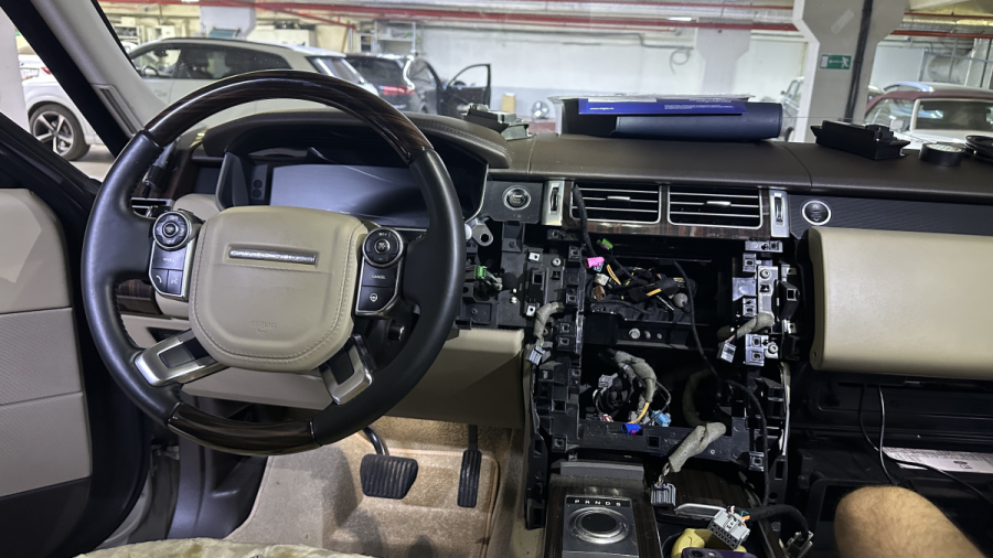 процесс установки нового монитора Range Rover Vogue