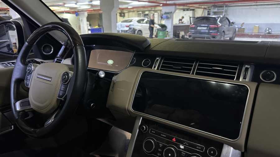 большой монитор вместо штатного Range Rover Vogue