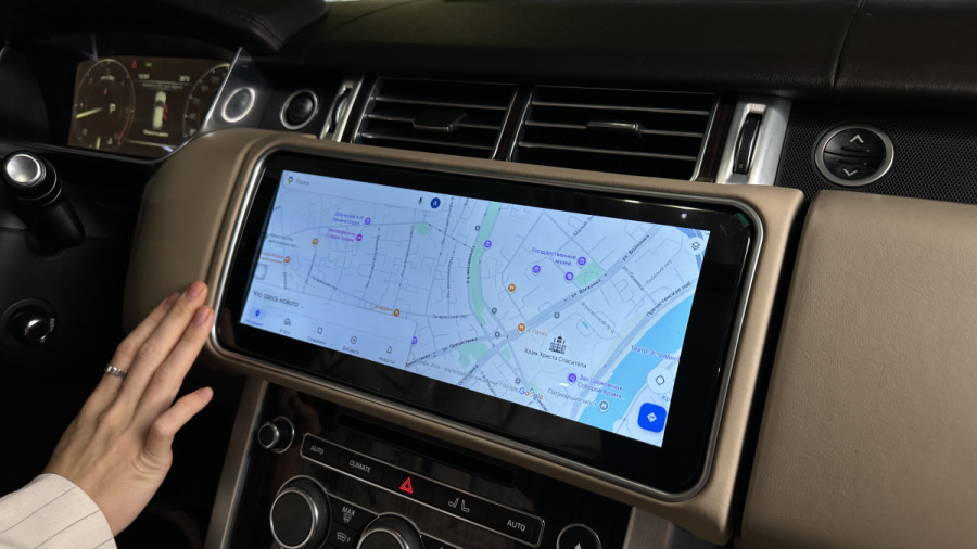 навигатор яндекс на мониторе Range Rover Vogue