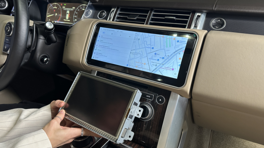 установили новый монитор в Range Rover Vogue 2015 года