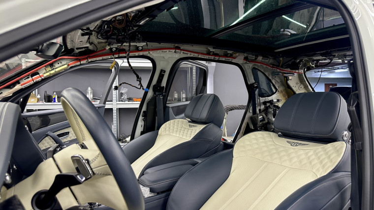 Устраняем скрипы  в салоне Bentley Bentayga