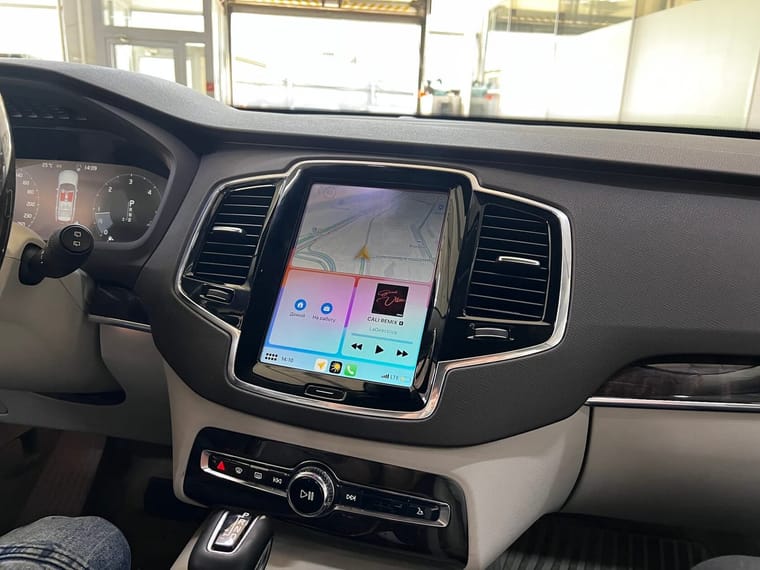 iPhone Volvo CarPlay