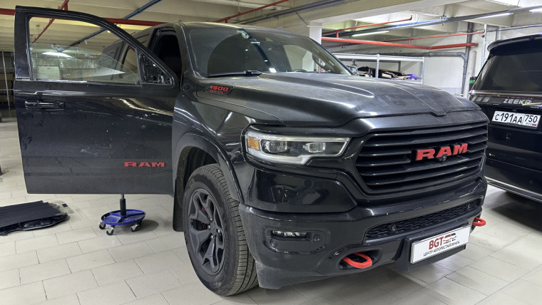 Двойные стекла на RAM: прозрачное и тонированное остекление в одном автомобиле