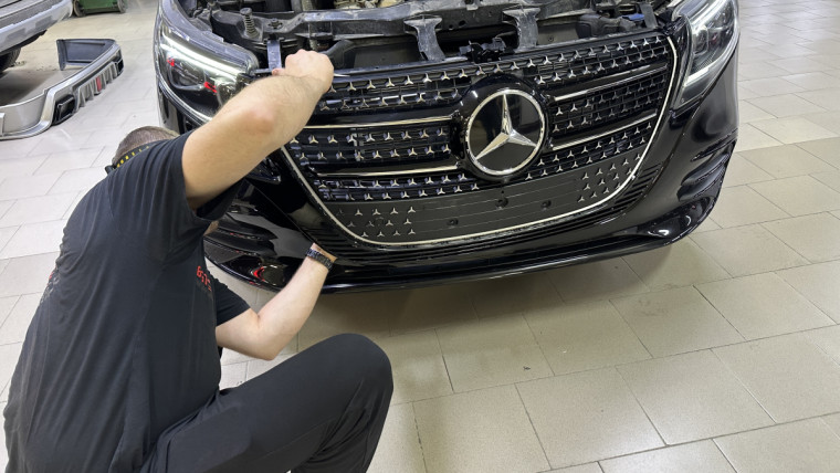 Mercedes В класс — установка подсветки решётки радиатора