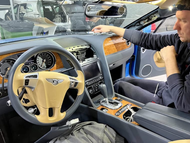 CarPlay на штатный монитор Bentley