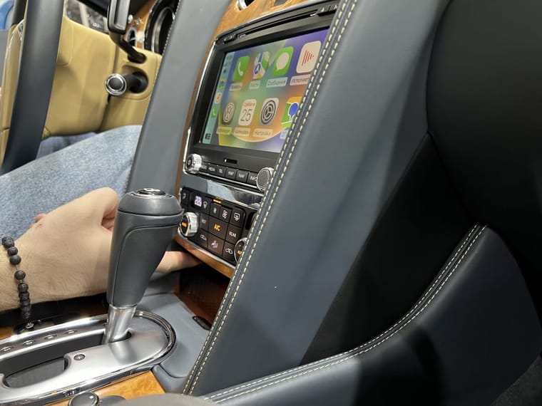 CarPlay на штатный экран Bentley