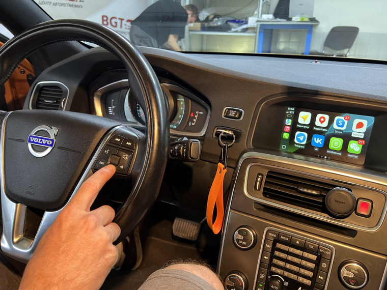 Apple CarPlay на штатный монитор Volvo