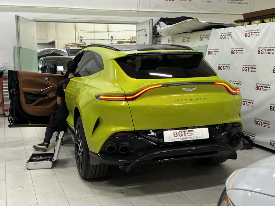 скрытая установка регистратора Aston Martin