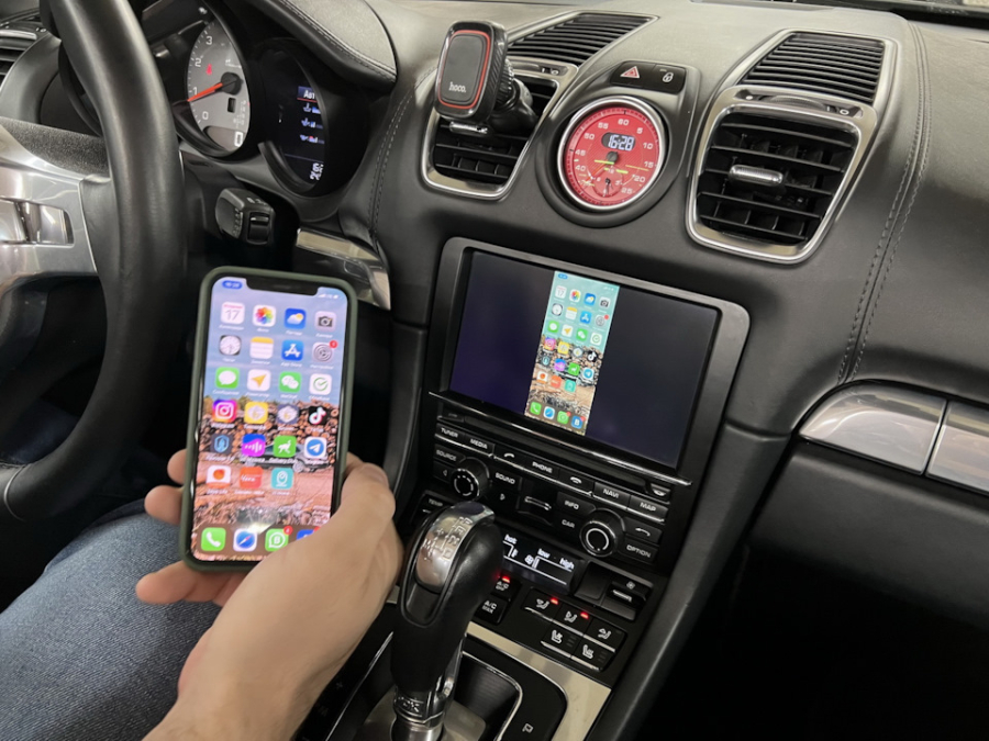 iPhone на штатный монитор Porsche Boxster