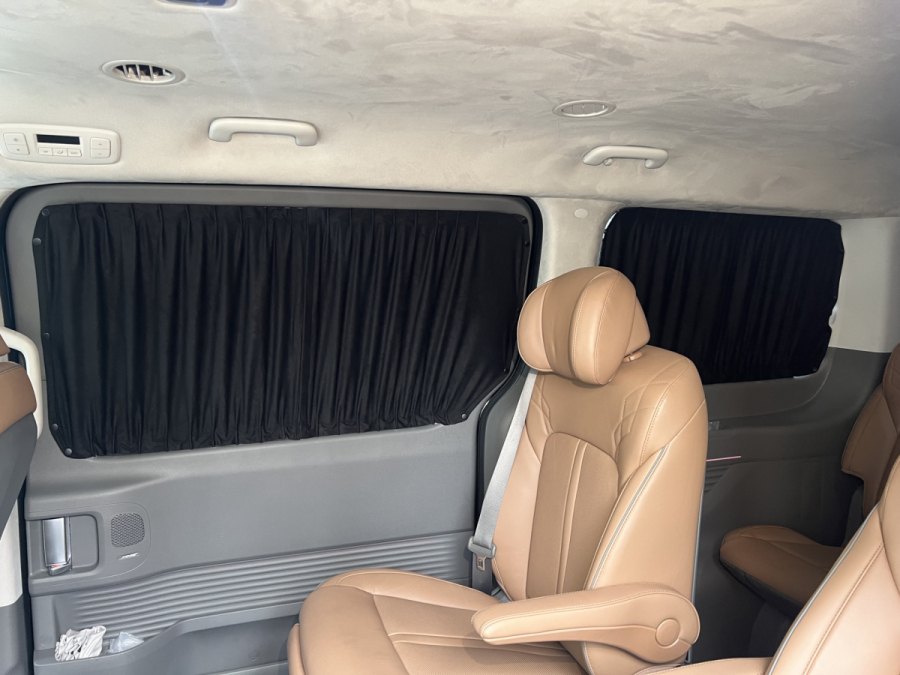 чёрные шторки Hyundai Staria