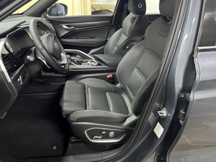 комфортное водительское кресло Geely