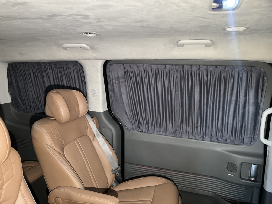 установка шторок Hyundai Staria