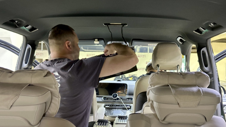 Установка потолочного монитора в Mercedes V-Class
